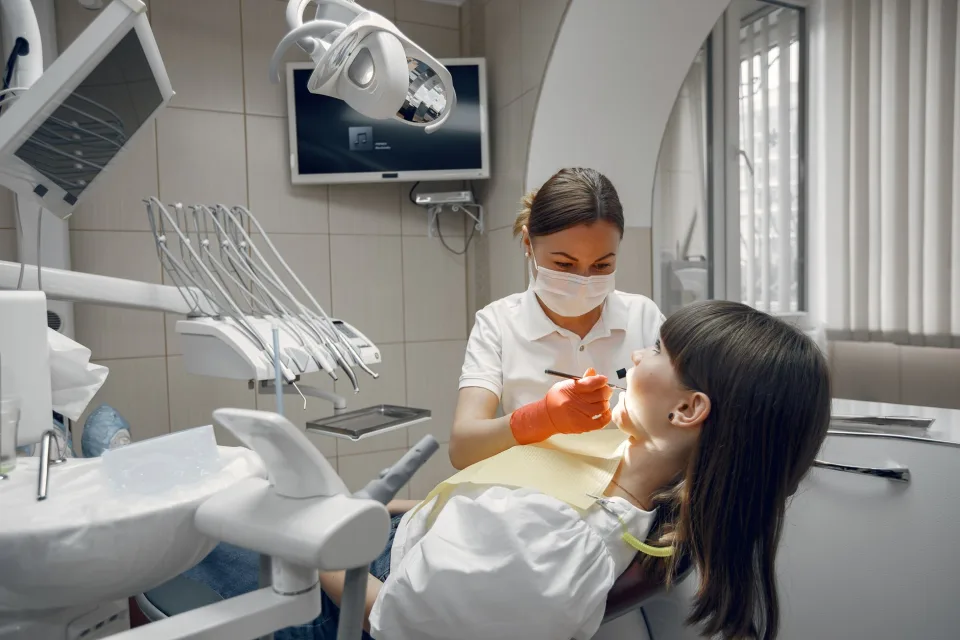 Cạo vôi và tẩy trắng — răng sạch mảng bám, sáng đều hơn — trước